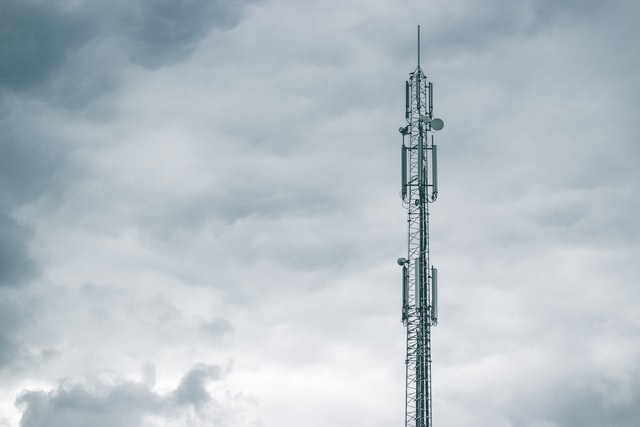Dlaczego ludzie boją się 5G - obraz przedstawia wieżę telekomunikacyjną