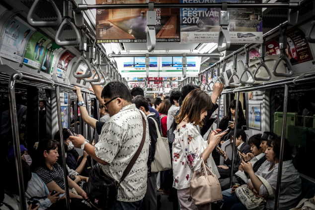 dlaczego media społecznościowe są uzależniające - zdjęcie ludzi w metrze patrzących w swoje telefony