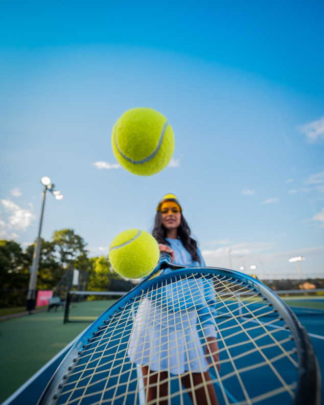 Dlaczego w tenisie punkty liczy się jako 15-30-40? Zdjęcie kobiety grającej w tenisa by Jeffery Erhunse on Unsplash