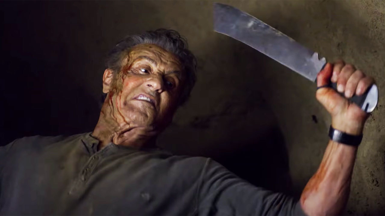 Dlaczego Rambo nie zginął w zakończeniu 'Rambo: Pierwsza krew' - Zdjęcie Sylvestra Stallone jako Johna Rambo z filmu 'Rambo