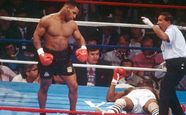 Dlaczego bokserzy bali się Mike'a Tysona? Zdjęcie przedstawia Mike'a Tysona odchodzącego od zknockoutowanego przeciwnika
