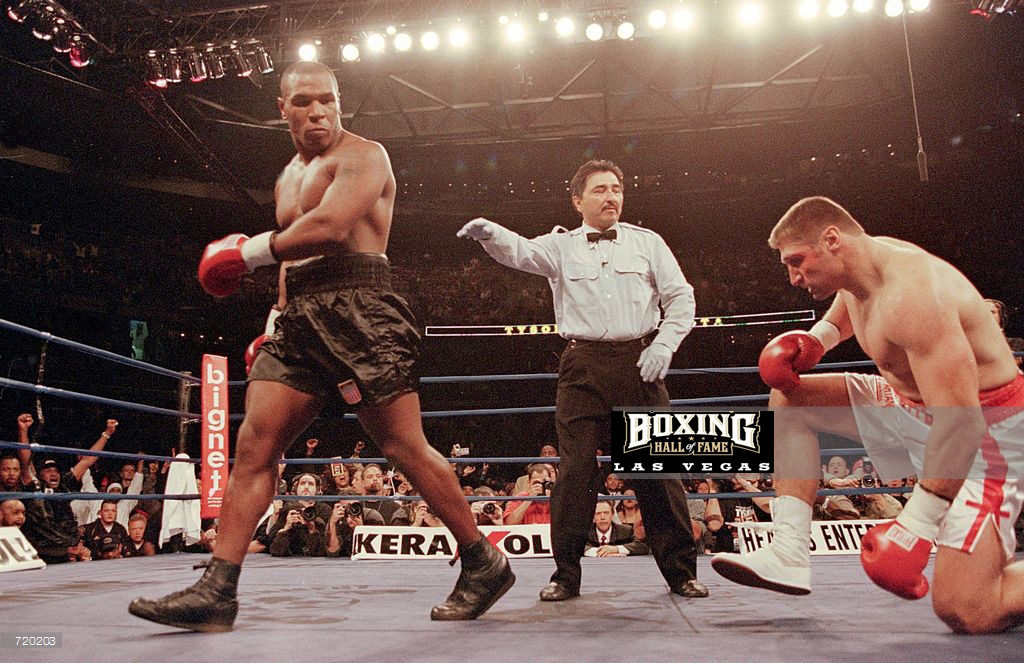 Dlaczego Andrzej Gołota uciekł z ringu w walce z Mike'em Tysonem? Zdjęcie przedstawia Mike'a Tysona kierującego się do swojego narożnika po knockdownie na Andrzeu Gołocie