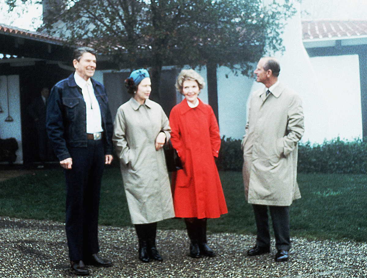 Dlaczego Elżbieta została Królową Wielkiej Brytanii, Anglii, Irlandii? Zdjęcie przedstawia królową Elżbietę II, księcia Filipa oraz prezydenta Stanów Zjednoczonych Ronalda Raegana i jego żonę Nancy Reagan