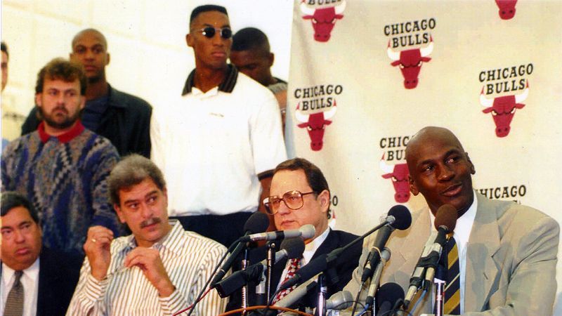 Dlaczego Michael Jordan porzucił koszykówkę u szczytu kariery w 1993 roku? Zdjęcie z konferencji prasowej, na której MJ ogłosił przejście na emeryturę
