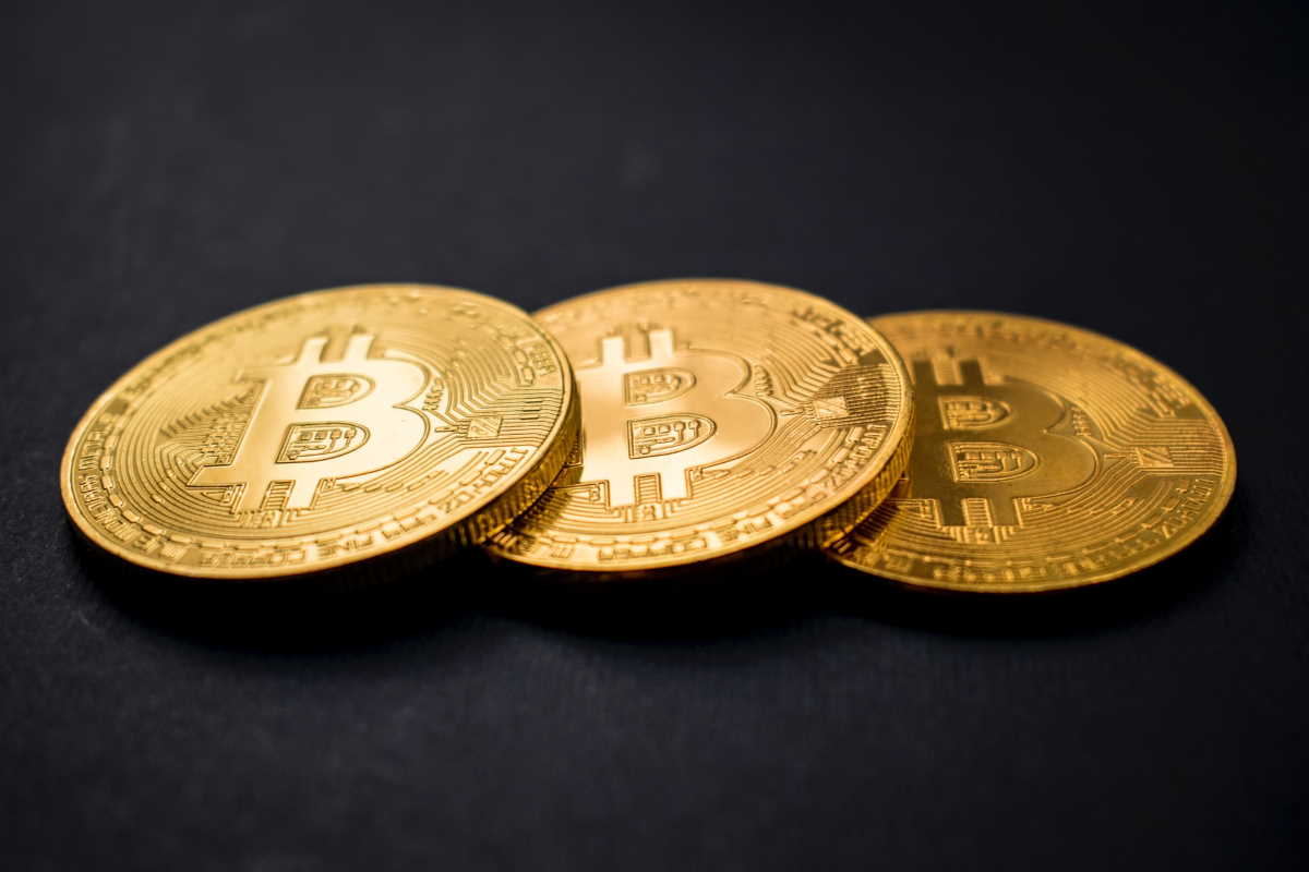 Dlaczego Bitcoin ma wartośc? Zdjęcie przedstawia wizualizację Bitcoina jako tradycyjnej złotej monety