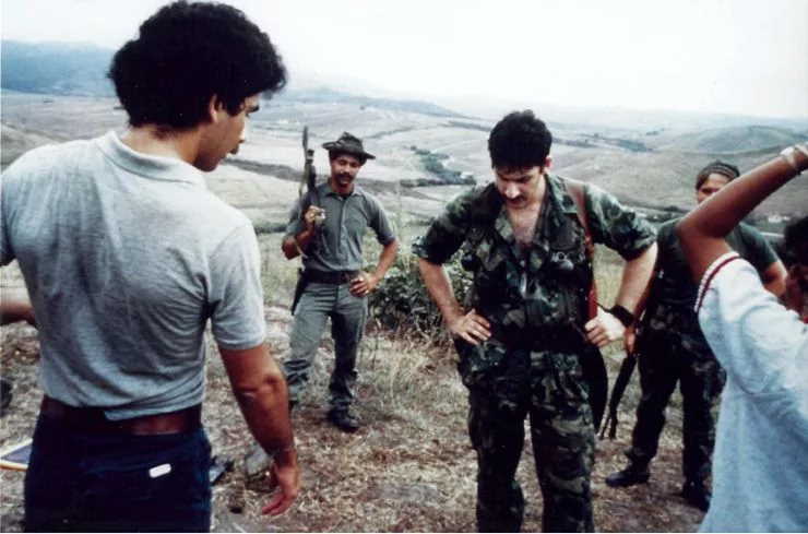 Dlaczego Frank Dux jest uznawany za oszusta? Zdjęcie Franka Duxa (w środku, w mundurze) na planie filmu Firefight z 1983 roku