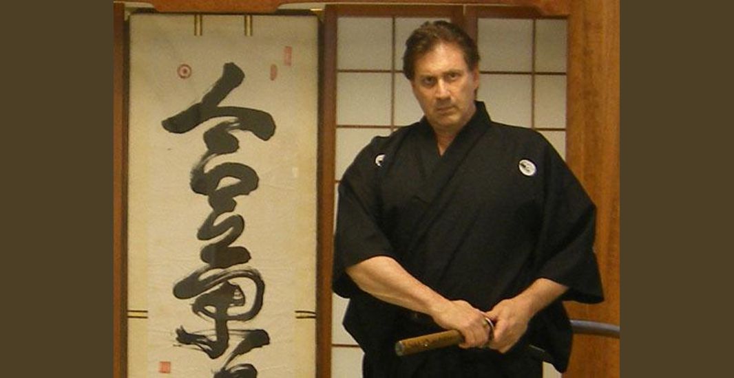 Dlaczego Frank Dux jest uznawany za oszusta? Zdjęcie Franka Duxa w stroju samuraja z mieczem