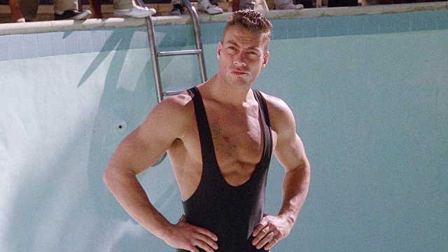 Dlaczego film 'Lwie serce' z 1990 roku z Jean-Claude Van Damme'em ma cztery tytuły? Na zdjęciu JCVD jako Leon przed jedną z nielegalnych walk, w basenie