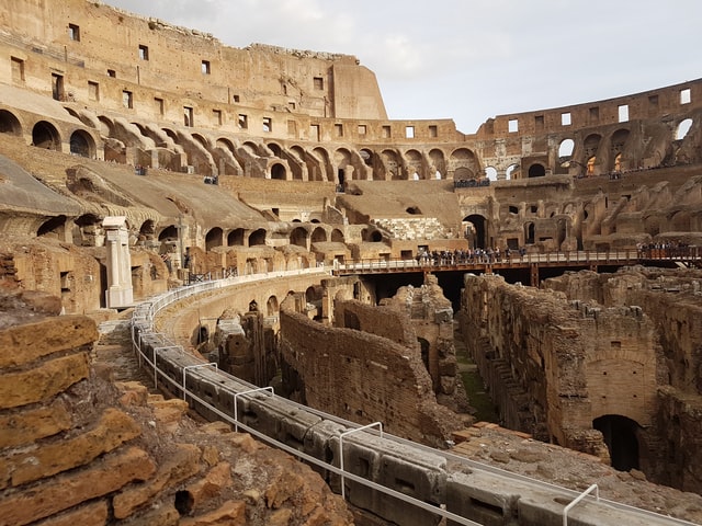 Dlaczego starożytne rzymskie budowle nadal stoją? Zdjęcie przedstawia Koloseum