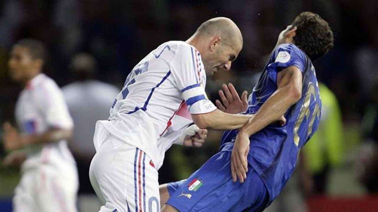 Dlaczego Zinedine Zidane uderzył głową Marco Matterazziego? Zdjęcie przedstawia moment uderzenia reprezentanta Włoch przez Francuza