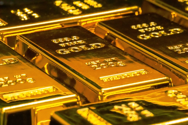 Dlaczego złoto jest cenne? Zdjęcie przedstawia sztabki złota (Photo by Jingming Pan on Unsplash)