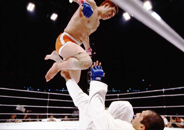 Dlaczego Pride FC upadło? Zdjęcie przedstawia 'latającego' Kazushi Sakurabę w trwającej 90 minut walce z Royce'em Gracie