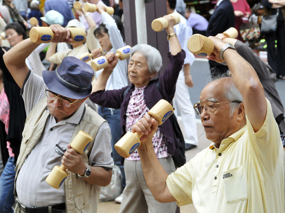 Dlaczego Japończycy żyją długo? Zdjęcie japońskich seniorów ćwiczących w miejscu publicznym