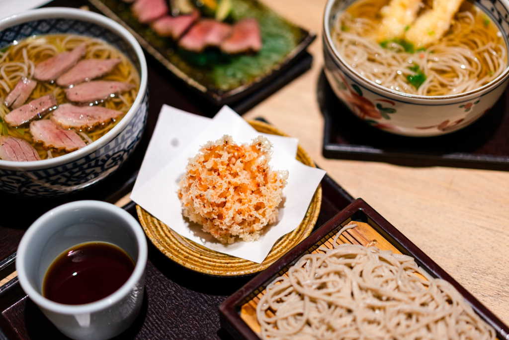 Dlaczego Japończycy są długowieczni? Zdjęcie przedstawia kilka wybranych potraw kuchni japońskiej (Photo by White.Rainforest ∙ 易雨白林. on Unsplash)