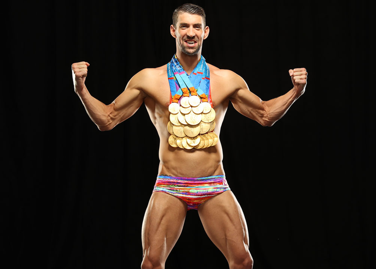 Dlaczego sportowcy na emeryturze popadają w depresję? Zdjęcie przedstawia Michaela Phelps'a (najbardziej udekorowanego pływaka wszechczasów) z jego medalami. Michael Phelps to jeden ze sportowców, który otwarcie mówi o swojej depresji
