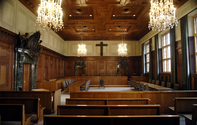 Dlaczego Procesy Norymberskie były pierwszymi tego rodzaju procesami w historii? Zdjęcie przedstawia wnętrze Pałacu Sprawiedliwości w Norymberdze, w którym odbywały się procesy
