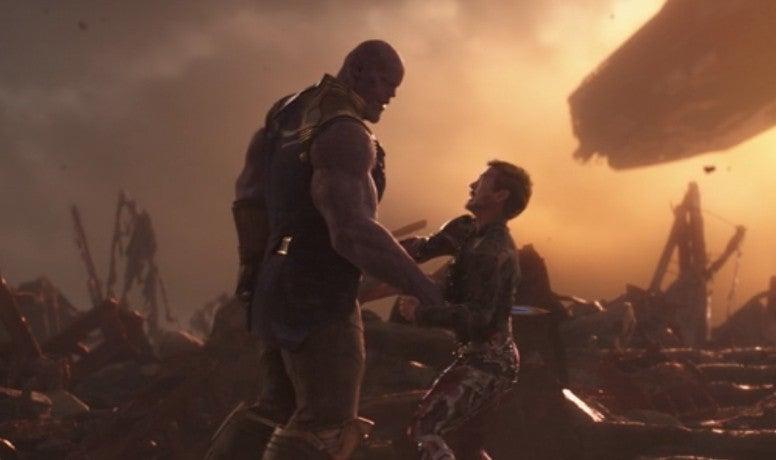 Dlaczego Tony Stark (Ironman) przeżył pstryknięcie Thanosa? Obraz przedstawia pojedynek pomiędzy Thanosem i Ironmanem w momencie, gdy Thanos szykuje się do zadania ostatecznego ciosu Starkowi
