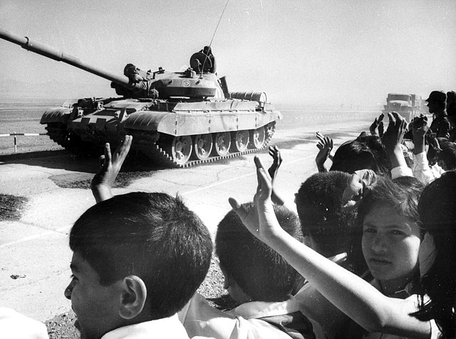Dlaczego ZSRR zaatakował Afganistan w 1979 roku? Zdjęcie przedstawia radziecki czołg opuszczający Afganistan przez tzw. 'bramę wolności'