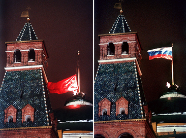 Dlaczego upadło ZSRR? Zdjęcie przedstawia opuszczenie flagi Związku Socjalistycznych Republik Radzieckich i wciągnięcie flagi Rosji