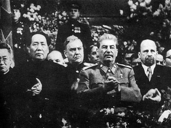 Dlaczego Związek Radziecki wspierał wybuch wojny koreańskiej w 1950 roku? Na zdjęciu na pierwszym planie przywódca nowopowstałej Chińskiej Republiki Ludowej - Mao Tse Tung oraz przywódca ZSRR - Józef Stalin