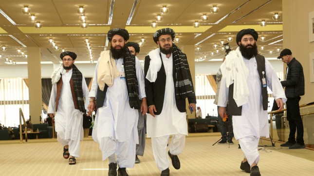 Dlaczego talibowie tak szybko przejęli Afganistan po wyjściu Amerykanów? Zdjęcie przedstawia przedstawicieli członków politycznej delegacji afgańskich talibów