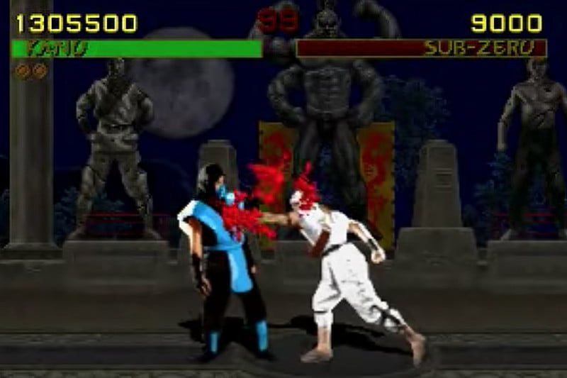 Dlaczego Mortal Kombat jest najlepiej sprzedającą się serią gier typu bijatyka? Obraz przedstawia ruch kończący - fatality w wykonaniu zawodnika Kano - unikalny element bijatyk wprowadzony przez serię Mortal Kombat