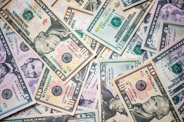 Dlaczego drukowanie i rozdawanie pieniędzy nie sprawi, że wszyscy będą bogaci? Zdjęcie przedstawia masę pieniędzy - dolarów amerykańskich (Photo by Alexander Schimmeck on Unsplash)
