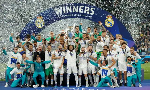 Dlaczego Carlo Ancelotti jest najlepszym trenerem w historii Ligi Mistrzów? Zdjecie przedstawia zespół Realu Madryt wraz z trenerem Carlo Ancelottim świętujących zdobycie po raz 14 pucharu Ligi Mistrzów za sezon 2021/2022