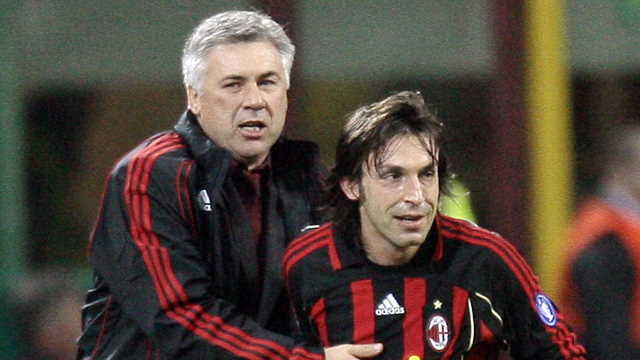 Dlaczego Carlo Ancelotti jest najlepszym trenerem w historii Ligi Mistrzów? Zdjęcie przedstawia Carlo Ancelottiego i Andrea Pirlo z AC Milanu - Pirlo mówił, że Ancelotti jest dla niego jak ojciec