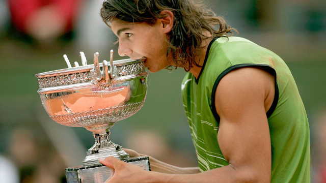 Dlaczego Rafael Nadal jest nazywany 'Królem Mączki'? Zdjęcie przedstawia Rafaela Nadala z jego pierwszym pucharem French Open zdobytym w 2005 roku