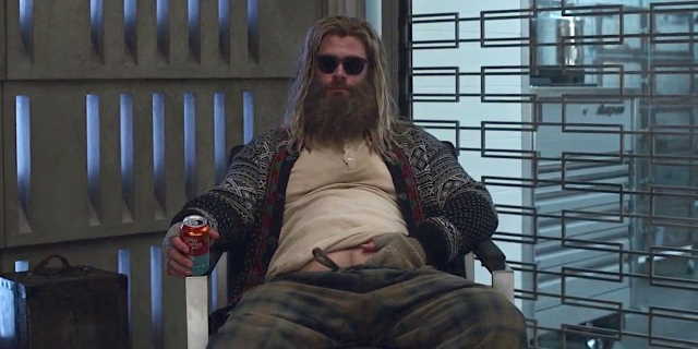 Dlaczego Thor nie założył Rękawicy Nieskończoności w Avengers: Koniec Gry? Zdjęcie Thora w napędzanej piwem i fast-foodami depresji, w którą popadł po nieudanym powstrzymaniu Thanosa od zniszczenia połowy życia we wszechświecie