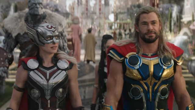 Dlaczego Natalie Portman miała przerwę od grania w filmach o Thorze? Natalie Portman i Chris Hemsworth jako Lady Thor i Thor w filmie "Thor: Miłość i grom"