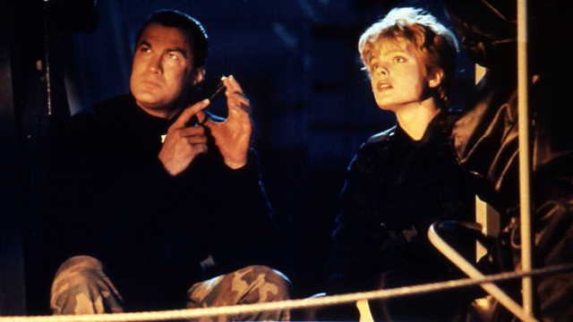 Dlaczego mafia ścigała Stevena Seagala? Na zdjęciu Steven Seagal jako eks-marine i kucharz Casey Ryback oraz Erika Eleniak jako Miss Lipca 1989 w filmie "Liberator" ("Under siege") z 1992 roku
