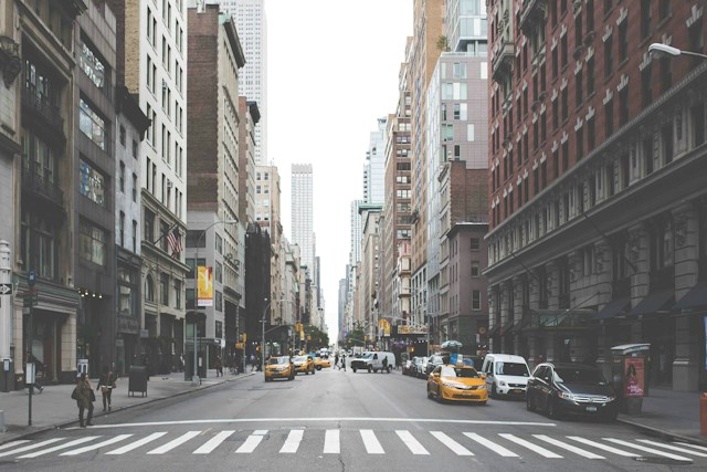 Dlaczego Nowy York przestał być stolicą Stanów Zjednoczonych? Zdjęcie przedstawia widok ulicy w Nowym Yorku (Photo by Jon Flobrant on Unsplash)