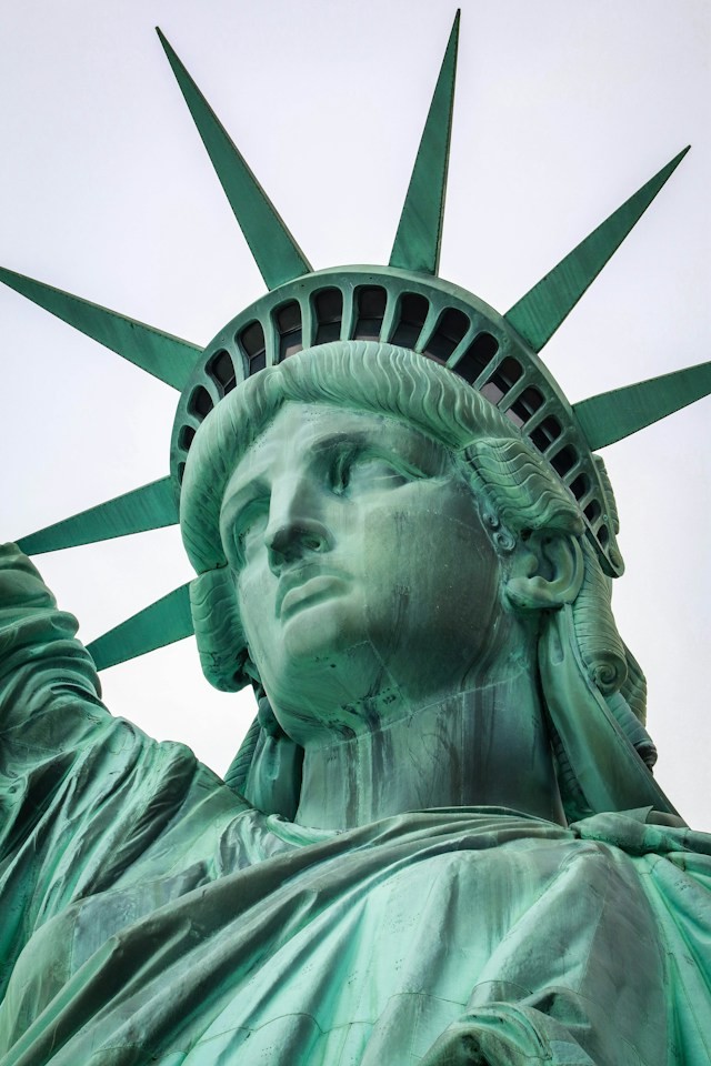 Dlaczego powstała Statua Wolności w Nowym Yorku? Zdjęcie przedstawia monumentalną rzeźbę pt. Wolność Oświecająca Świat (znaną jako Statua Wolności) (Photo by Brandon Mowinkel on Unsplash)